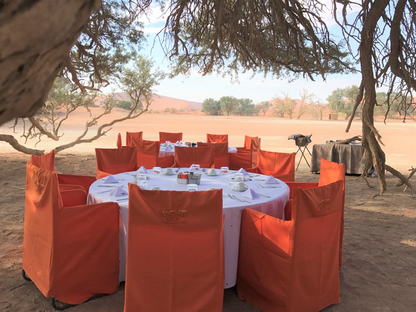 Gedeckter Tisch im Freien in Namibia